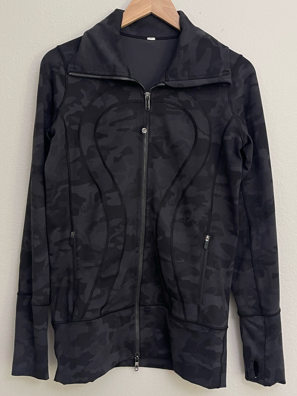 Lululemon In Stride Jacket Camo size 8 Athleisure Loungewear Activewear Gym - Picture 3 of 14